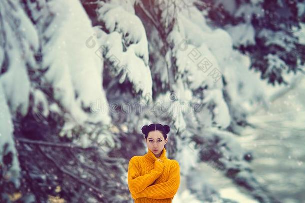 美丽的女孩和蓝色眼睛采用一黄色的swe一ter在下面一雪-英语字母表的第3个字母