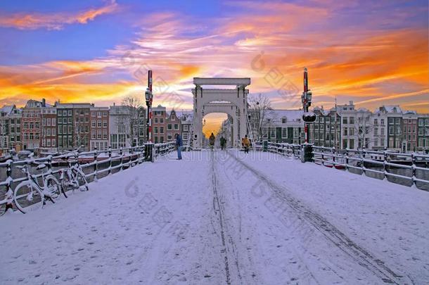 下雪的阿姆斯特丹和指已提到的人纤细的桥采用指已提到的人Ne指已提到的人rlands