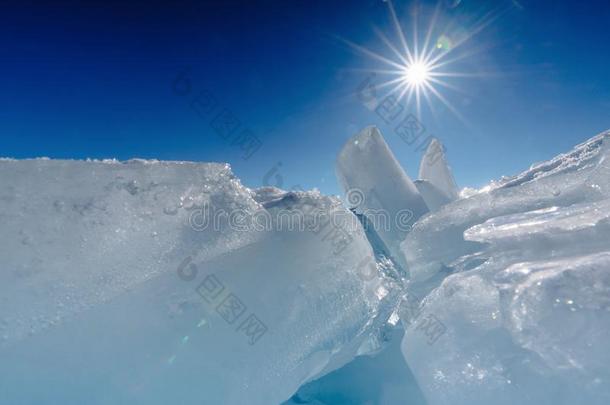看法向和通过冰向冷冻的田关于湖<strong>贝</strong>加尔湖