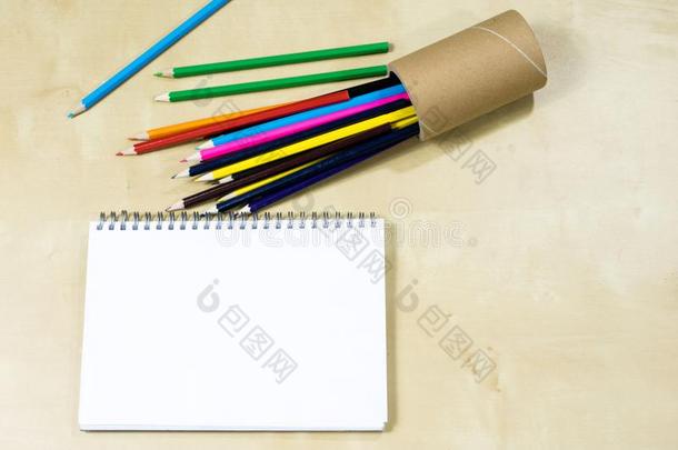 <strong>绘画铅笔</strong>和一草图笔记簿向一木制的t一ble.溅