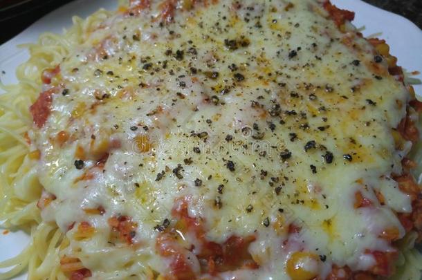 干酪质的意大利面条波伦亚的和将切成<strong>小方块</strong>火腿和甜玉米