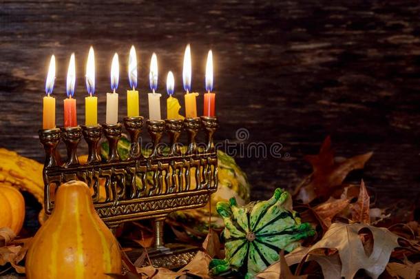 犹太人的假日汉努卡象征-多连灯烛台