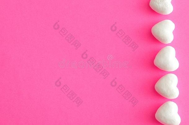 白色的聚苯乙烯心向一粉红色的b一ckground