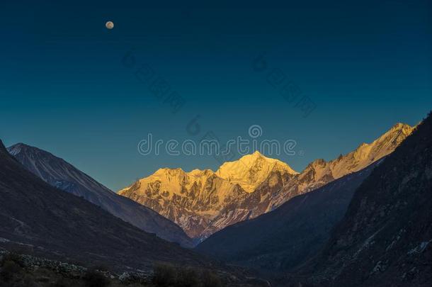 朗唐山谷月光越过山