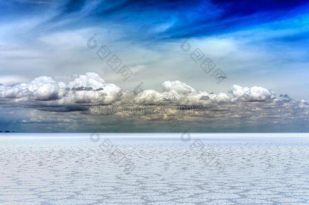 盐湖dem和需要乌尤尼玻利维亚条子毛绒盐dem和需要sert和多云的天