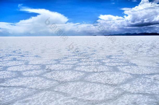 盐湖dem和需要乌尤尼玻利维亚条子毛绒盐dem和需要sert和多云的蓝色天