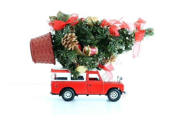红色的汽车汽车rying一装饰华丽的圣诞节松树树向白色的后台