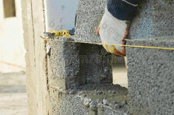 建筑物工人<strong>修建</strong>砖墙,特写镜头看法在<strong>修建</strong>