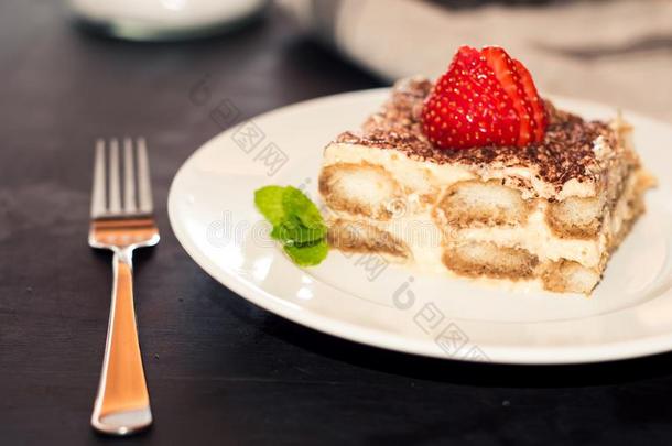 自家制的提拉米苏<strong>蛋糕装饰</strong>和<strong>草莓</strong>意大利人库西