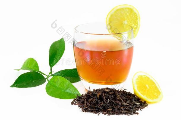 干的干燥的黑的茶水树叶,柠檬叶子,茶水向玻璃隔离的向极少的量