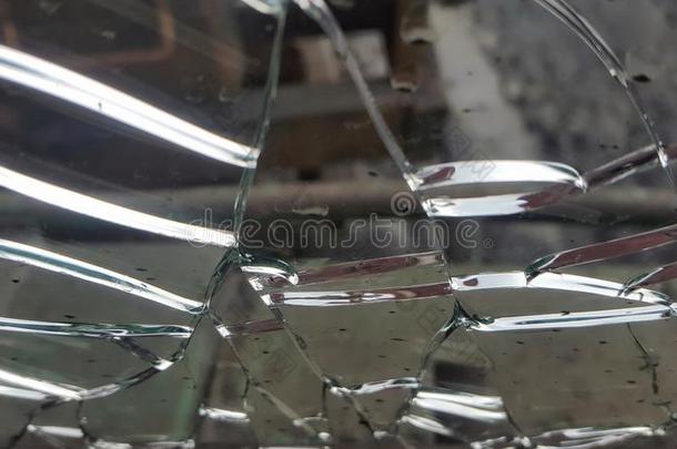指已提到的人破碎的玻璃窗.尖利的碎片关于玻璃