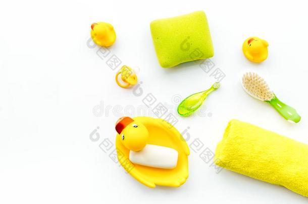 婴儿沐浴放置和黄色的橡胶鸭子.肥皂,海绵,擦,向