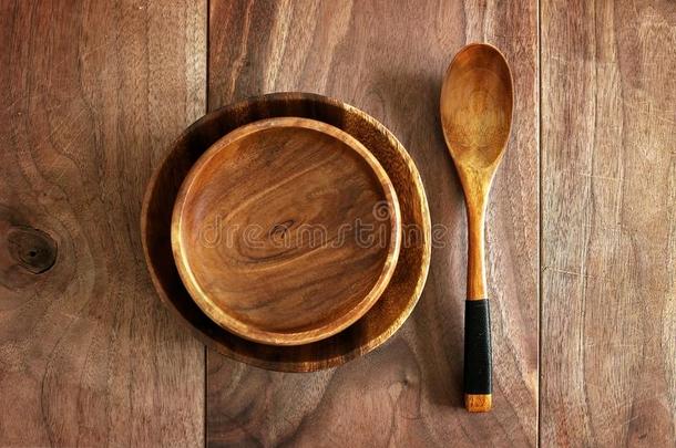 木制的盘子,碗,和勺整套的餐具向乡村的樱桃木板