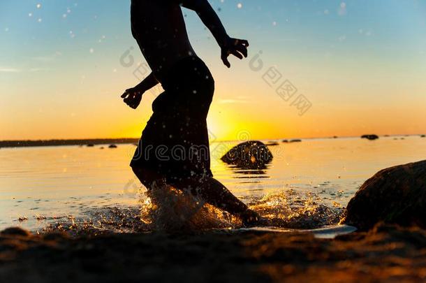 <strong>夏季</strong>乐趣向指已提到的人海滩为高兴.跑步<strong>男人</strong>轮廓.