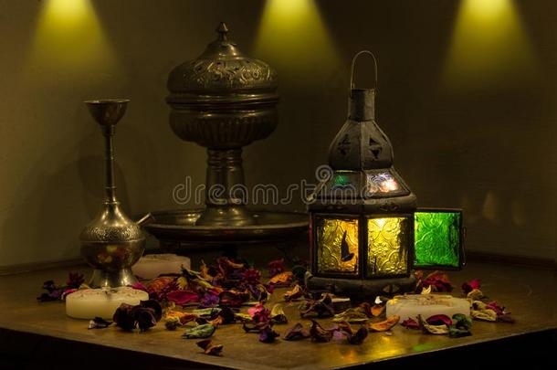 老的阿拉伯的金属东方的灯笼富有色彩的灯和蜡烛和