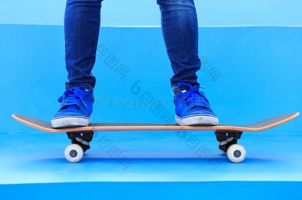 滑板运动员木头支架骑马滑板向滑板运动场地