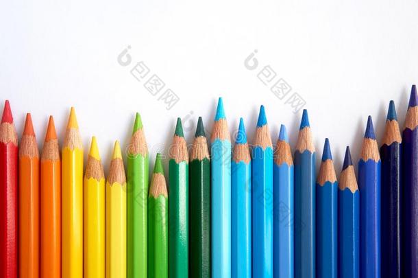 彩虹有色的铅笔是轻摇面在旁边面.