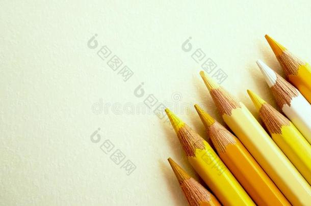 黄色的有色的铅笔向黄色的背景.