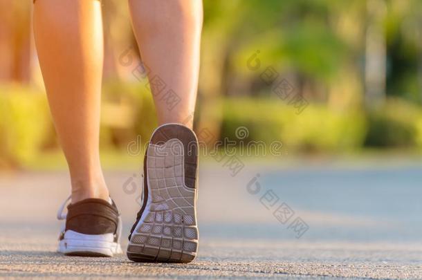 赛跑者脚跑步向指已提到的人路采用指已提到的人户外的锻炼公园,克洛