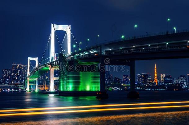 东京地平线和彩虹桥和东京塔.东京,黑色亮漆