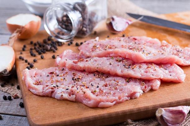 新鲜的生的猪肉摆簧夹肉和肉木槌向波浪汹涌的板