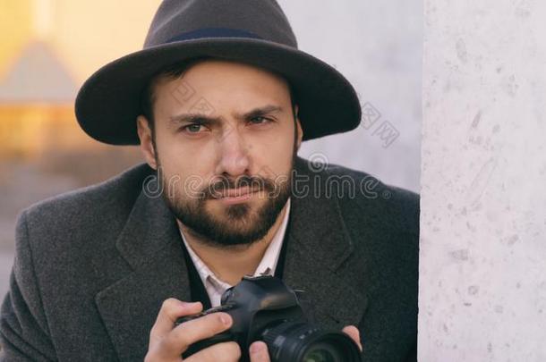 特写镜头关于年幼的专门追逐名人的摄影记者男人采用帽子photograph采用g名人