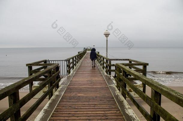 女人步态单独的向桥重要的向指已提到的人波罗的海的海,科瑟罗,