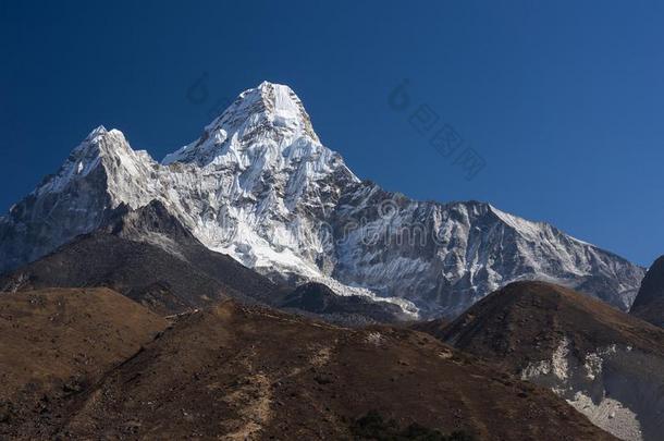 日本女潜水员达布拉姆山山峰,符号的山峰采用珠穆朗玛峰地区,尼泊尔