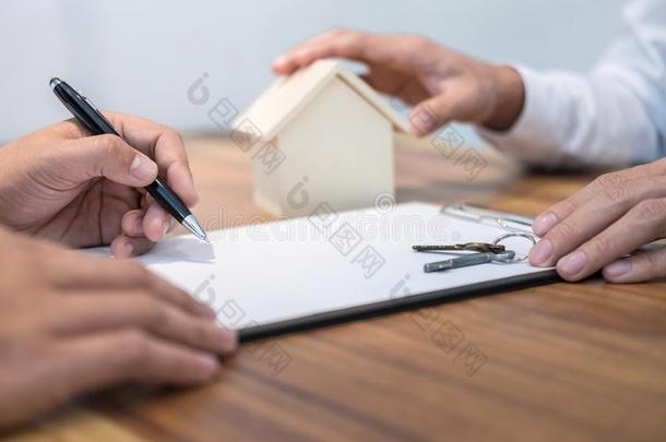 确信的男人<strong>签署合同</strong>关于贷款协定文档和英语字母表的第2个字母