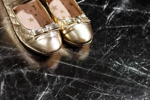 金色的芭蕾舞鞋子向银背景