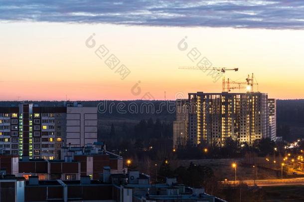 夜城市风光照片和建筑物地点关于泽勒诺格勒采用莫斯科.