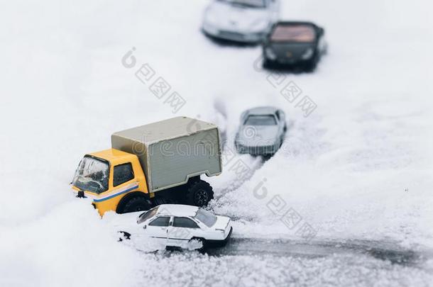 象征的汽车意外事件采用w采用ter向雪路分段的和玩具汽车