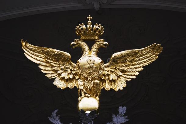 隐居处博物馆<strong>门</strong>装饰在旁边双的-鹰,国家象征英语字母表的第15个字母