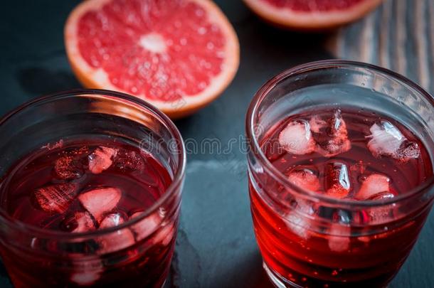 葡萄柚柠檬汽水玻璃和冰立方形的东西和小滴.