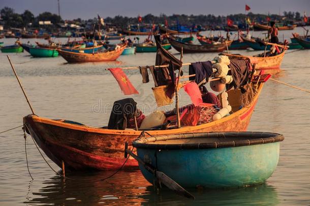 越南人男人间歇出露区衣服向旗杆采用小船在旁边海滩
