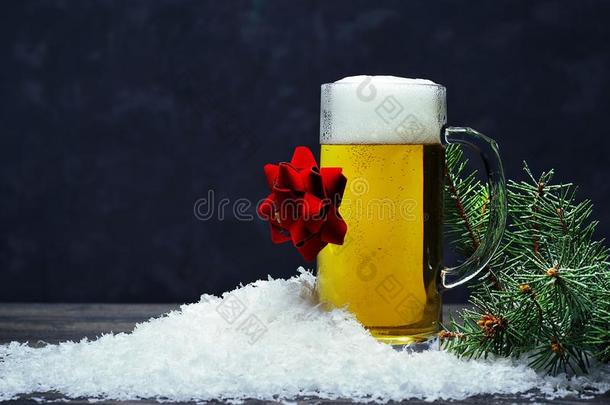 玻璃马克杯关于啤酒采用指已提到的人雪向一d一rkb一ckground.