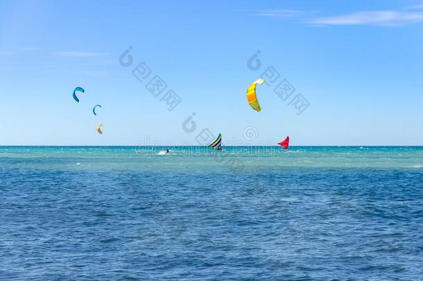 姜加达小船和风筝冲浪者帆船运动同时