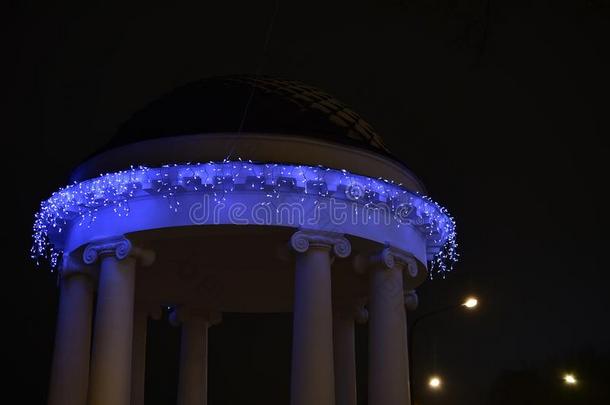 电的花环关于蓝色向一pergol一圆形的建筑物和柱子