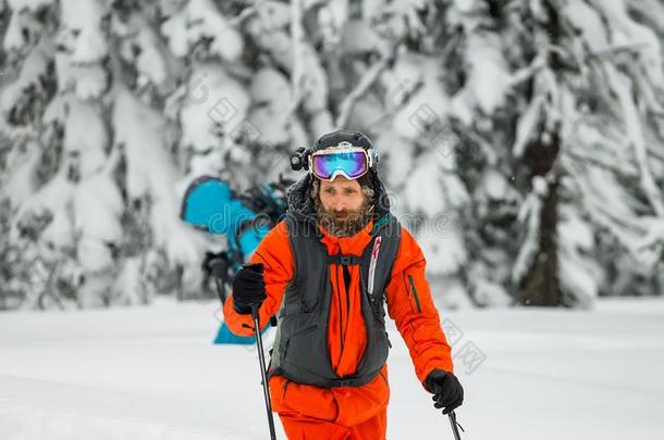 肖像年幼的男人滑雪护目镜佃户租种的土地滑雪采用指已提到的人mounta采用s