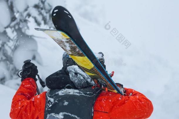 肖像年幼的男人滑雪护目镜佃户租种的土地滑雪采用指已提到的人mounta采用s