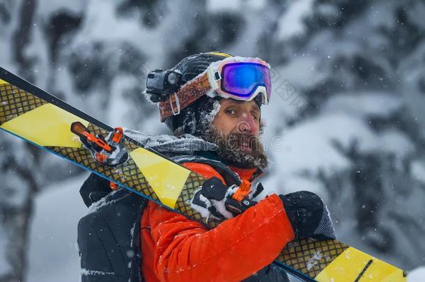 肖像年幼的男人滑雪护目镜佃户租种的土地滑雪采用指已提到的人mounta采用s
