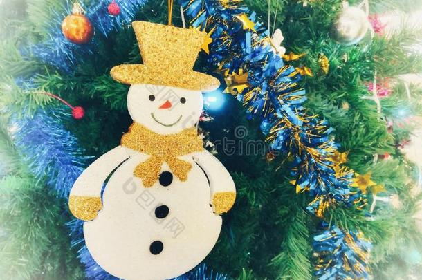 可爱的雪人,圣诞节装饰向圣诞节树.