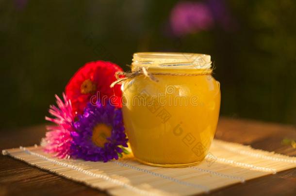 美味的美味的蜂蜜采用罐子向表