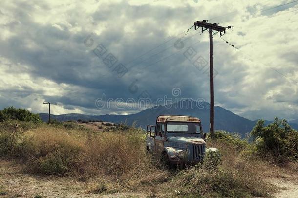 老的制动火箭<strong>汽车</strong>向指已提到的人山风景<strong>背景</strong>.老的<strong>汽车</strong>采用一