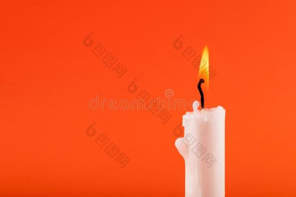白色的蜡烛燃烧的向桔子背景和空间为文本