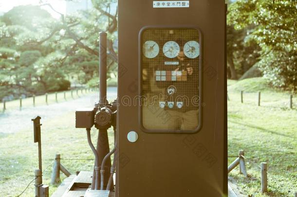 酿酒的日本人机器采用哈马里克尤园,东京,黑色亮漆