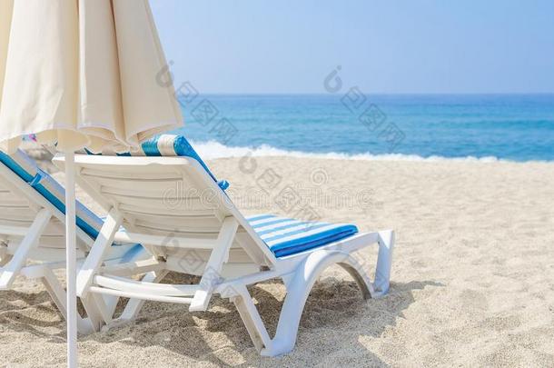 太阳雨伞和轻便马车舌头向海海滩.白色的s和和海