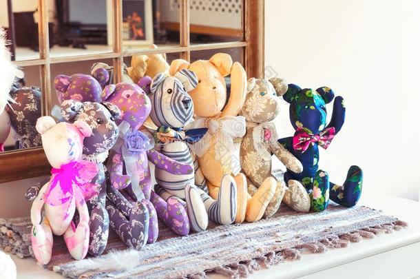 许多纺织品蒂尔达妇女连衫衬裤熊玩具采用车间.
