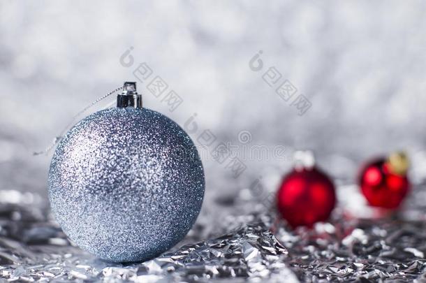 银色的圣诞节球向一银色的b一ckground