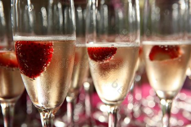 香槟酒玻璃和草莓里面的